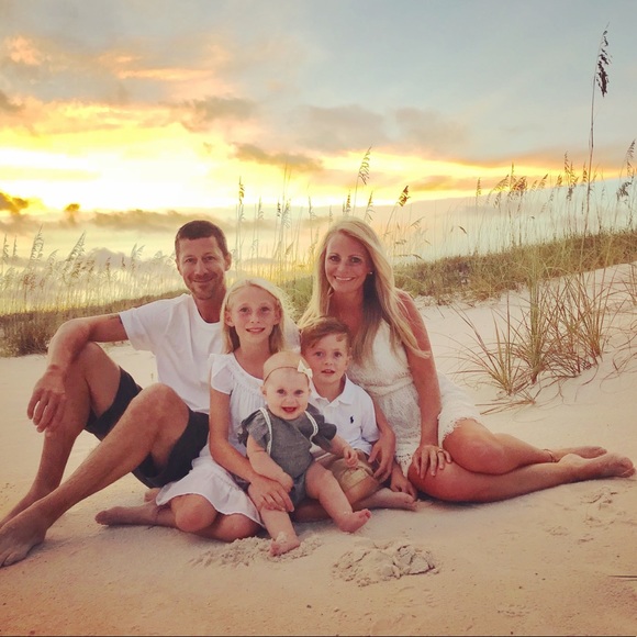 Meet your Posher, Cindy💛Believer•Wifey•Momof3 - Picture 1 of 2